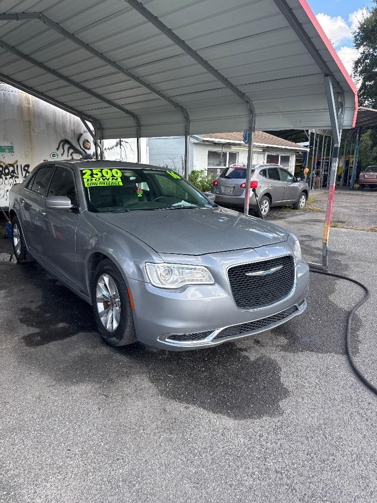 2016 Chrysler 300 Limited's photo